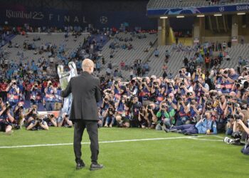PEP Guardiola bergambar bersama trofi Liga Juara-Juara selepas membawa Manchester Ciry  mengalahkan Inter Milan dalam perlawanan akhir di Stadium Olimpik Ataturk, Istanbul semalam. – AFP