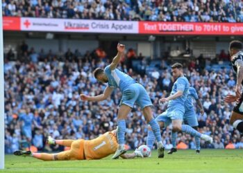 PERTAHANAN Manchester City, Aymeric Laporte (dua, kanan) meledak gol kedua pasukannya ketika menumpaskan Newcastle United dalam aksi Liga Perdana Inggeris di Etihad semalam. - AFP