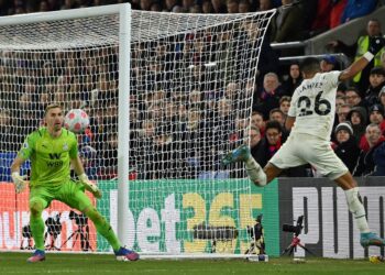 RIYAD Mahrez menanduk bola tepat kepada penjaga gol Manchester City, Vicente Guaita dalam aksi Liga Perdana Inggeris hari ini. - AFP