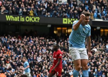 JULIAN Alvarez meraikan gol pembukaan Manchester City ketika menentang Liverpool dalam aksi Liga Perdana Inggeris di Etihad, hari ini. - AFP