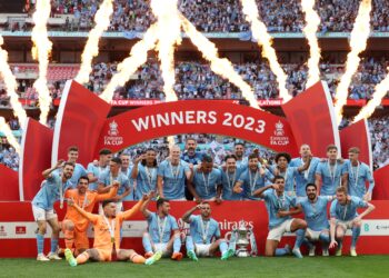 PEMAIN-pemain City meraikan kejayaan menjulang Piala FA di Stadium Wembley.-AFP