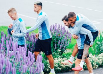 PEMAIN Manchester City menuju padang latihan menjelang aksi Liga Perdana Inggeris menentang Arsenal. - IHSAN MANCHESTER CITY
