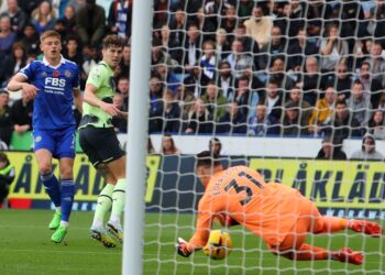 PENJAGA gol Manchester City, Ederson menyelamatkan percubaan pemain Leicester, Harvey Barnes. - AGENSI
