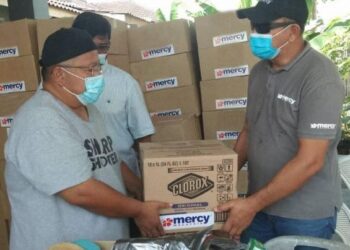 MUHAMAD Hapis Jamil (kanan) wakil Mercy Malaysia menyerahkan kit kebersihan sumbangan Clorox kepada Ahmad Raepi Jalil dari Pertubuhan Kebajikan Dan Kesejahteraan Komuniti Kulai untuk kegunaan mangsa banjir.