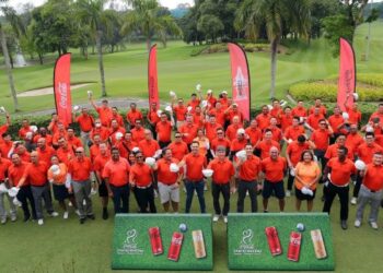 PARA peserta bergambar sebelum memulakan kejohanan Coca-Cola Charity Golf Day di Kota Permai Golf & Country Club, Shah Alam, Selangor, semalam.