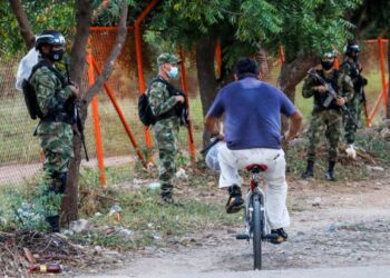 TENTERA mengawal di luar kawasan Lapangan Terbang Antarabangsa Camilo Daza selepas sebuah helikopter yang membawa Presiden Colombia, Ivan Duque diserang dengan beberapa tembakan pada Jumaat lalu. - AFP