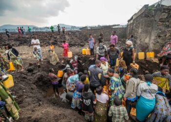 PENDUDUK berkumpul untuk mengambil air di sebuah ladang yang terjejas dengan lava akibat letusan gunung berapi di Goma. - AFP