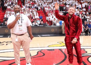 CONOR McGregor ketika menghadiri perlawanan NBA di antara Miami Heat menentang Denver Nuggets di Kaseya Center, Miami, Florida.