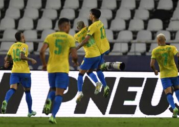 LUCAS Paqueta (dua dari kanan) bersama rakan sepasukan ketika membantu Brazil menewaskan Peru di Stadium Nilton Santos, Rio de Janeiro hari ini. - AFP