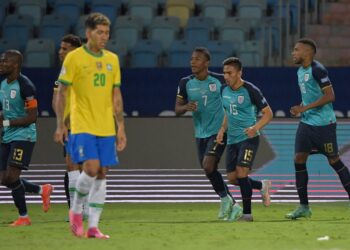 PEMAIN Ecuador, Angel Mena (dua dari kanan) meraikan jaringannya bersama rakan sepasukan ketika menentang Brazil di  Stadium Olympic, Goiania, hari ini. - AFP