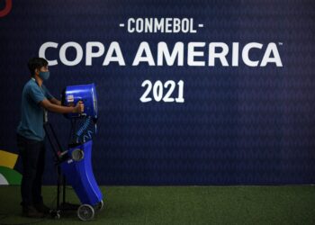 SEORANG petugas CONMEBOL melakukan kerja pembersihan dan menyah kuman menjelang perlawanan Uruguay menentang Chile di Pantanal Arena, Cuiaba, Brazil kelmarin.