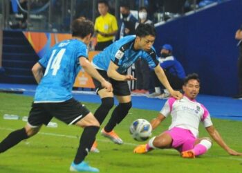 BINTANG tengah Johor Darul Ta’zim, Safiq Rahim (kanan) diasak dua pertahanan Kawasaki Frontale dalam perlawanan Kumpulan I, Liga Juara-Juara Asia di Stadium Sultan Ibrahim, Iskandar Puteri kelmarin. – UTUSAN/RAJA JAAFAR ALI