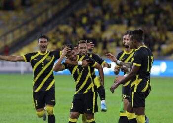 PEMAIN Malaysia meraikan gol kedua Safiq Rahim ketika menumpaskan Hong Kong di Stadium Nasional, Bukit Jalil malam ini.