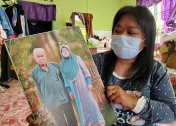 SITI Noorhidanah Shamsuri menunjukkan gambar ibunya, Raziah yang meninggal dunia akibat Covid-19 baru-baru ini. – UTUSAN/NOR AINNA HAMZAH.