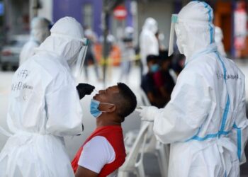 PENDUDUK Bandar Baru Salak Tinggi, Sepang menjalani saringan Covid-19 di pusat perniagaan Medan 88, semalam yang dikenakan Perintah Kawalan Pergerakan Diperketatkan. – UTUSAN/FAISOL MUSTAFA