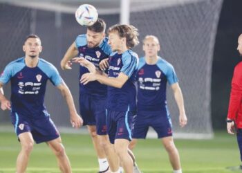 LUKA Modric (kanan) pada usia 37 tahun masih gagah mengetuai cabaran Croatia pada suku akhir menentang Brazil hari ini. – AFP