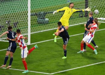 TANDUKAN Ivan Perisic berjaya menghasilkan gol ketiga buat Croatia ketika berdepan Soctland dalam aksi terakhir kumpulan D Euro 2020.-AFP