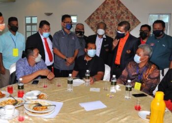 ADNAN Mat (berdiri, empat dari kanan) beramah mesra dengan sebahagian penjawat awam pada Majlis Penutup Kursus Kepemimpinan Dalam Kesatuan Sekerja dan Penyampaian Sijil di Hotel Seri Malaysia, Johor Bahru. - FOTO/RAJA JAAFAR ALI 