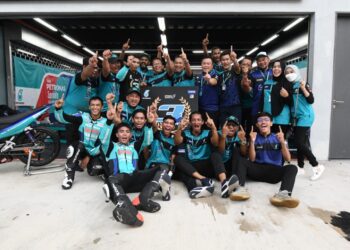 Ahmad Afif Amran meraikan kejayaan bersama pasukannya.-IHSAN Petronas Malaysia Cub Prix