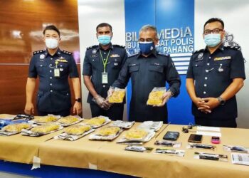RAMLI Mohamed Yoosuf (dua dari kanan) menunjukkan hasil kejayaan rampasan Heroin seberat 4.6 kilogram di satu sidang media di IPK Pahang di Kuantan, Pahang. - UTUSAN/ DIANA SURYA ABD WAHAB