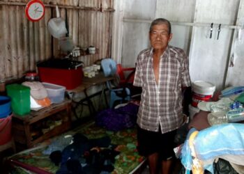 SHAHROM Samsuddin di rumah sewanya di Kampung Bukit Cina, Melaka. - UTUSAN/AMRAN MULUP