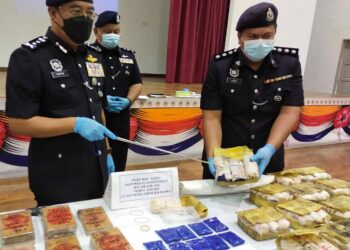 SHAFIEN Mamat ( kiri) menunjukkan dadah yang dirampas pada sidang media di IPD Pasir Mas, Pasir Mas, Kelantan  hari ini. - UTUSAN/YATIMIN ABDULLAH