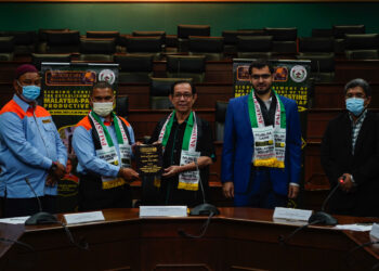 Rektor Universiti Islam Antarabangsa (UIAM), Tan Sri Prof. Emeritus Dzulkifli Abdul Razak (tengah) diiringi Zulkifli Wahijan (dua kiri) dan calon PHD Bahagian Fiqh dan Usul Al-Fiqh, UIAM, Yahya Abdullah Ayesh (dua kanan) bergambar selepas majlis Menandatangani Pelancaran Dana Wakaf Produktif Malaysia dengan Palestin di UIAM, Gombak, di sini hari ini. -UTUSAN/ AMIR KHALID