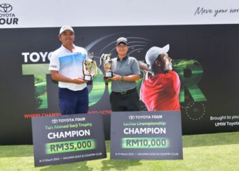 DANNY Chia dan Aretha Pan bersama hadiah kemenangan selepas masing-masing muncul juara kejohanan Trofi Tun Ahmad Sarji 2023 di Saujana Golf & Country Club, semalam.