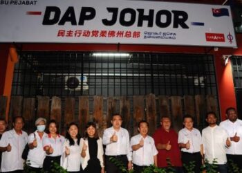 ANTHONY Loke Siew Fook bersama-sama gabungan PH sempena majlis perasmian Pejabat DAP Kulai di Taman Tropika, Kulai, Johor.