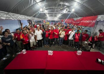 ANTHONY Loke Siew Fook bergambar bersama penyokong DAP selepas menyampaikan ceramah di Bilik Gerakan DAP Perlis di pekan Padang Besar, Perlis. -UTUSAN