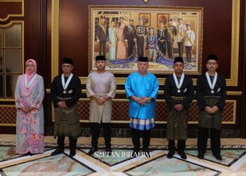 SULTAN Ibrahim Sultan Iskandar bersama Tunku Ismail Sultan Ibrahim berkenan bergambar bersama penerima DMIJ sempena Ulang Tahun Hari Keputeraan Sultan Johor di Balai Mengadap Istana Bukit Serene, Johor Bahru.