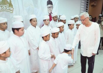 ISMAIL Sabri Yaakob bersalam dengan pelajar Pusat Tahfiz Darul Quran Ittifaqiyah dekat Kuala Lumpur sempena program Kongsi Rezeki Ramadan semalam. - UTUSAN/AMIR KHALID