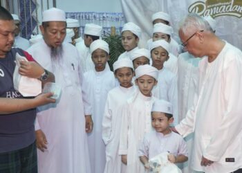 MOHD. Zahid Mahmood (dua dari kiri) menemani Ismail Sabri Yaakob beramah mesra dengan pelajar Pusat Tahfiz Darul Quran Ittifaqiyah, Kuala Lumpur, hari ini. - FOTO/AMIR KHALID