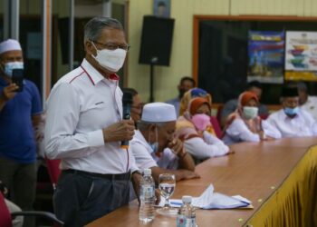 MUSTAFA Mohamed menyampaikan ucapan pada majlis dialog bersama kepimpinan peneroka Felda Teloi Timur di pejabat Felda Teloi Timur, Sik, Kedah, hari ini.