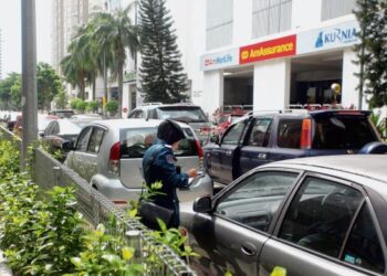 DBKL akan menawarkan parkir percuma di bahu jalan hingga 31 Ogos ini. - GAMBAR HIASAN
