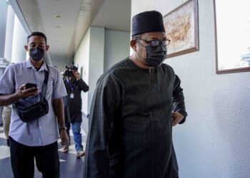 KHAIRUL Anuar Mhd Juri (kanan) didakwa di Mahkamah Majistret Kuala Lumpur, semalam. – UTUSAN/FARIZ RUSADIO