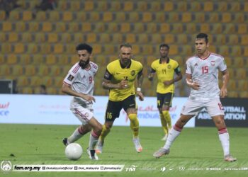 Guilherme de Paula (tengah) agak tenggelam berbanding pemain naturalisasi UAE, Fabio Lima (kanan) yang meledak dua gol.