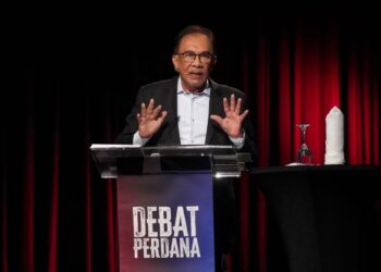 ANWAR Ibrahim menyampaikan hujah dalam program Debat Perdana yang berlansung di Pusat Pelancongan Malaysia (MATIC), Jalan Ampang di sini, malam ini.-UTUSAN/MUHAMAD IQBAL ROSLI
