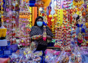 KUALA LUMPUR 22 OKTOBER 2022 - Menjelang sambutan perayaan Deepavali, masyarakat India mula sibuk membeli perhiasan bagi membuat persiapan awal sempena menyambut pesta cahaya itu pada 24 Oktober ini ketika tinjauan di Little India, Brickfields di sini, hari ini. UTUSAN/ FARIZ RUSADIO