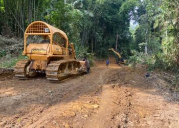 PROJEK pembesaran jalan dimulakan bagi membesarkan jalan denai yang selama ini digunakan oleh penduduk Orang Asli di Kampung Ngening dan Banda di Cameron Highlands, Pahang.