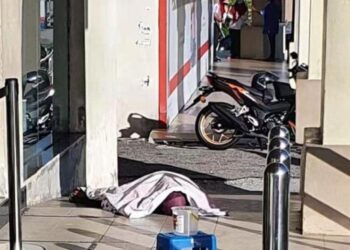KEADAAN mayat seorang wanita yang   ditemui mati di hadapan sebuah bank di Lagenda Height, Sungai Petani, Kedah, hari ini.