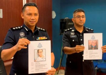 NOR Omar Sappi (kiri) menunjukkan gambar individu yang dicari bagi membantu siasatan kes dera pada sidang media di IPD Manjung, Lumut, Perak hari ini. - UTUSAN/SHAMSUL KAMAL AMARUDIN