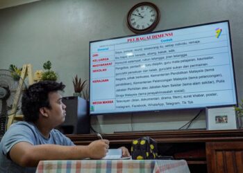 RAKYAT tanpa mengira perbezaan ideologi dan fahaman politik perlu sedar dan menerima serta menghayati bahasa Melayu sebagai bahasa Keluarga Malaysia.