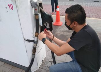 SEBUAH lori tangki disita oleh pegawai PPDNHEP Pulau Pinang dalam serbuan di sebuah stesen minyak di Jalan Bukit Tengah, Bukit Mertajam, Pulau Pinang selepas pemandunya dikesan mengisi minyak diesel bersubsidi.