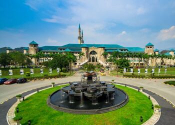 UNIVERSITI di seluruh dunia mempunyai tiga peranan utama yang sama iaitu pengajaran dan pembelajaran, penyelidikan dan inovasi serta libat sama komuniti. – UIAM