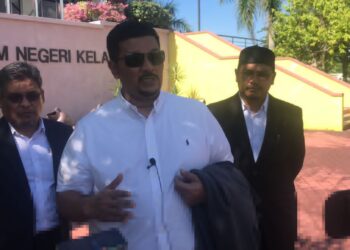 MOHD. Faisal Rohban Ahmad (tengah) semasa membuat laporan berhubung tindakan membawa pulang jenazah kakaknya tidak mempunyai tatacara di pejabat SPRM Kelantan di Kota Bharu, Kelantan hari ini.