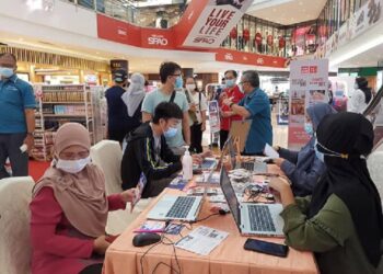 ORANG ramai menyertai program banci penduduk yang dijalankan oleh Jabatan Penerangan Malaysia.