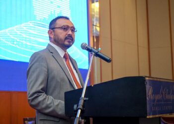 NORSYAHRIN Hamidon berucap pada program Peluang Perdagangan dan Pelaburan  Bangladesh anjuran di BMCCI di Kuala Lumpur. - UTUSAN M. FIRDAUS M. JOHARI 