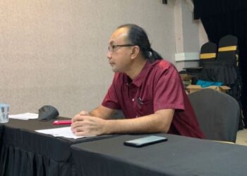 DR. MAZLAN Goh Ahmad Goh dalam sidang akhbar mengenai komputer riba mengandungi dokumen sulit milik syarikatnya dilarikan bekas pekerja warga China sejak tahun 2020. - FOTO/SHIDDIQIN ZON