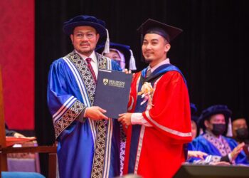 SYED FAISAL Albar (kiri) menyempurnakan sesi pertama Majlis Konvokesyen Universiti Automotif Malaysia DRB-Hicom (DRB-Hicom U) di Pekan, Pahang.